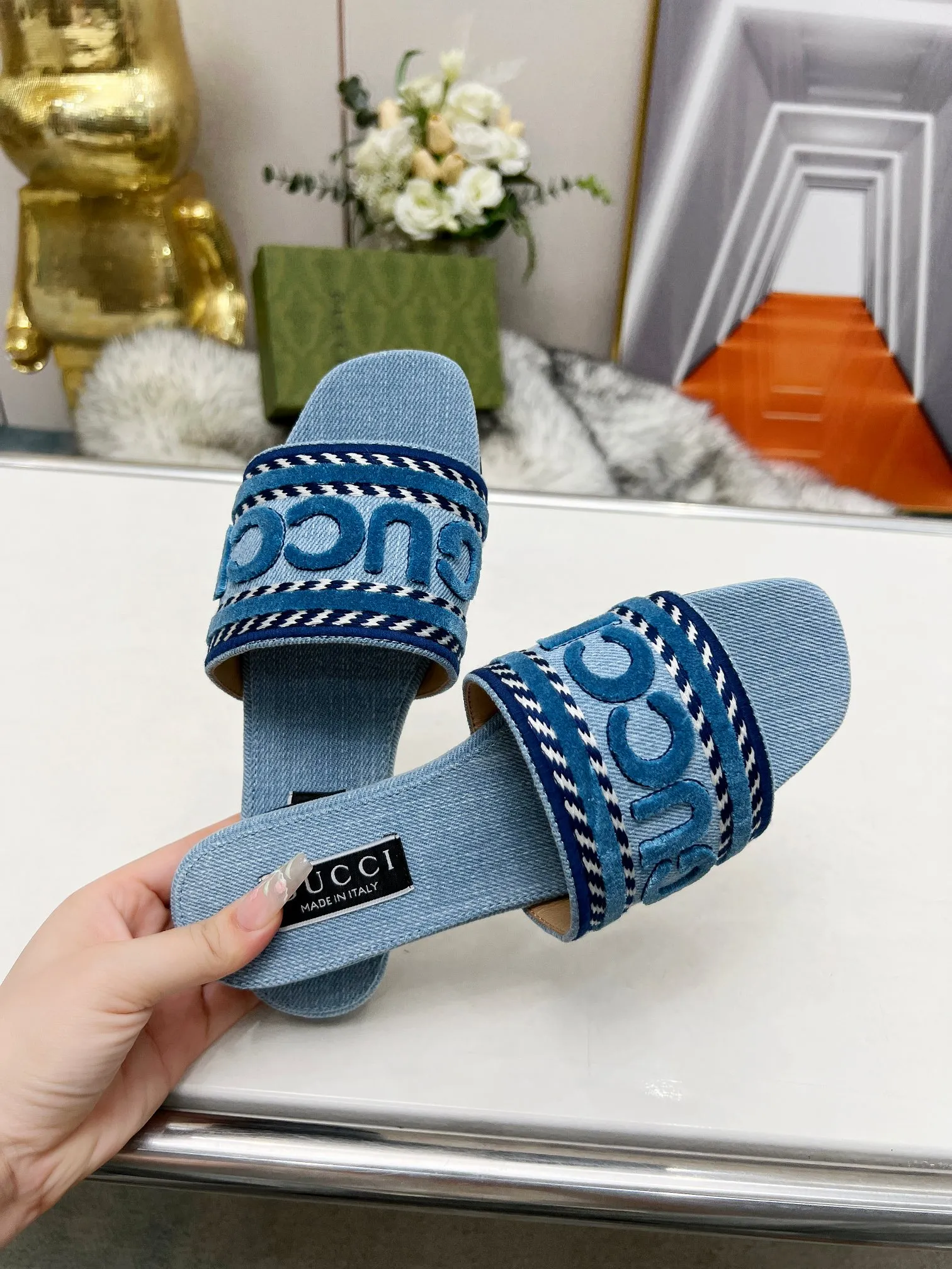 👟👟Ex-factory price 340👟👟 Genuine leather sole 200 Gucci 2024/Spring and summer new electric embroidery flat slippers hot style online —————————————— Perfect interpretation! The original development supports any comparison in the market! Carefully crafted materials! Months in the making! The pattern is extremely beautiful! Unique charm. The fabric is made from the original one-to-one ratio! Flash sale market free version! The thorn lines and three-dimensional effect are full! High-end and high-end Factory No.: 828-16 ꫛꫀꪝ Go➫ Materials: ❶ Upper: Electric embroidery environmentally friendly washed denim fabric ❷ Feet: imported sheepskin, lining sheepskin. ❸Outsole! Original Italian leather outsole ➕ Rubber outsole ........................................ ♡Size: 35-44 ♡Colour: 1cm